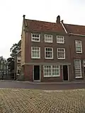 Gepleisterde lijstgevel voor huis op de hoek van de Voorstraatshaven
