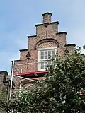 Pand met Dordtse trapgevel met sierankers