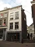 Hoekpand Botgenssteiger met gepleisterde lijstgevel, natuursteen-imitatie. Kroonlijst met consoles en vensters. Aan de Voorstraatshaven sterk vernieuwde lijstgevel met onderkraagde parterre