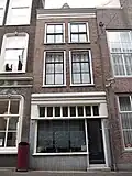 Pand met aan de voorstraatshaven gepleisterd puntgeveltje met tweelichtvensters