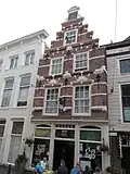 Pand met rijk versierde renaissance trapgevel, gedateerd in cartouche boven het rechter venster van de eerste verdieping