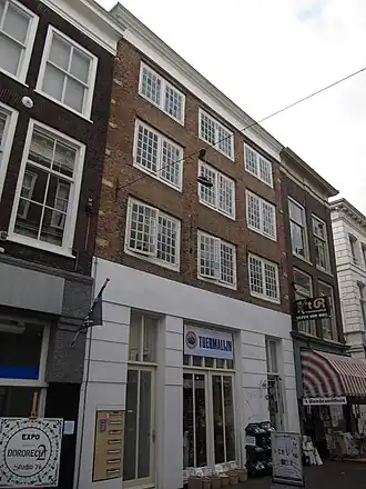 Voormalig pakhuis, thans winkel- en woonhuis. Natuurstenen hoekblokken. Middenstijlen in de vensters