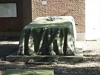 Graftombe van de familie Van Rijckevorsel, achter de Sint-Petrus'-Bandenkerk