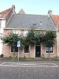 Huis met lijstgevel parterre en verdieping
