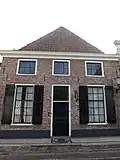 Huis met gepleisterde lijstgevel parterre met zolderverdieping
