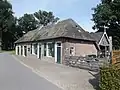 Kleine veluwse boerderij onder rieten wolfsdak