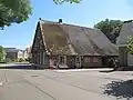 Gave boerderij, gedateerd op jaartalsteen, met monumentaal rieten zadeldak en hoge puntgevel met vlechtingen