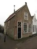 Huisje op de hoek van de pad
