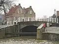 Boogbrug met ijzeren balustrade