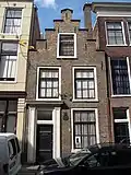 Pand met trapgevel, deuromlijsting met pilasters