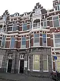 PAND in neorenaissance trant. Parterre bekleed met hardsteen. Rechts een driezijdig uitgebouwde erker over twee verdiepingen, waarboven houten loggia, versierd met rijk snijwerk. Topgevel