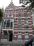 Pand in neorenaissance trant. Het rechter deel wordt afgesloten door een kroonlijst, waaronder boogfries. Links een rijk gedetailleerde trapgevel in Hollandse renaissancevormen met ontlastingsbogen, waarin vlechtwerk, sierankers en flankerende overhoekse pinakels. Erker op natuurstenen consoles