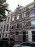 Pand met neorenaissancegevel. Gevelversiering met banden en blokken, vensters met hoofdgestellen. Middentop met klein fronton