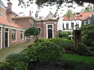 Luthers Hofje met pomp