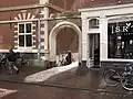 Poort naast het Stadhuis, toegang gevend tot het Prinsenhof