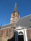 Kerktoren en ingang aan de Herenstraat