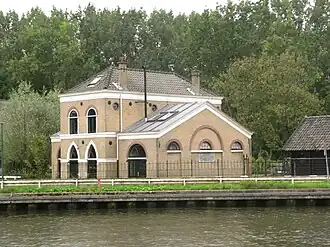 Het gemaal gezien vanaf de andere zijde van de Vliet