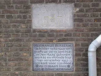 Gedenkplaat op de tuinmanswoning