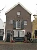 Pakhuis met puntgevel, getoogd poortje en getoogd hijsluik