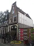 Huis met gevel onder klokvormige top