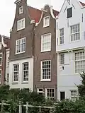Huis met ingezwenkte halsgevel