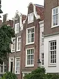 Huis met ingezwenkte halsgevel