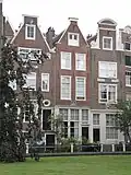 Huis met puntgevel waarin goede roedenverdeling, bovenlicht en gevelsteen waarop st