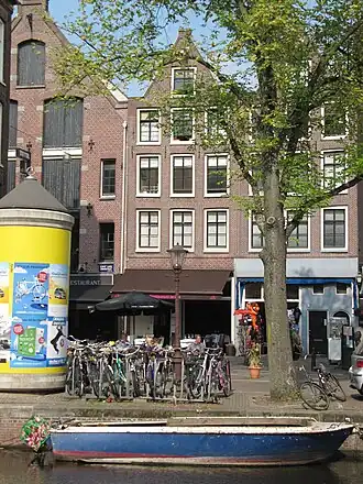 Lijnbaansgracht 274 (met de bruine markies, 2011) Het pakhuis links ligt aan de Korte Leidsedwarsstraat