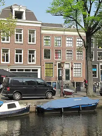 Lijnbaansgracht 279-280 (2011) met verschillende daken en ruimte tussen daklijsten