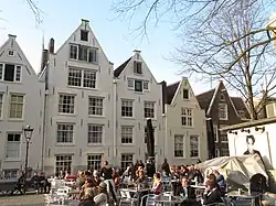 Pand met forse ingezwenkte halsgevel met gelobde afdekking waarin het jaartal