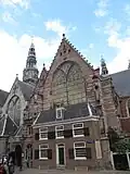 Tegen de zuidzijde van de Oude Kerk gebouwd dwarshuis onder schilddak