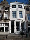 Huis met geverfde lijstgevel