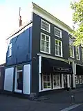 Huis met geverfde lijstgevel