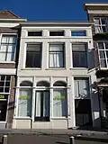 Huis met bepleisterde lijstgevel