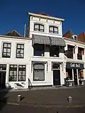 Huis met gepleisterde lijstgevel