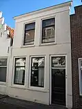 Huis met gepleisterde lijstgevel