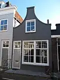 Huis met gepleisterde tuitgevel