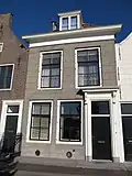 Huis met gepleisterde lijstgevel