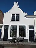 Huis met gecementeerde klokgevel