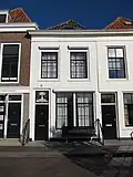 Huis met gepleisterde lijstgevel