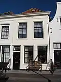 Huis met gepleisterde lijstgevel