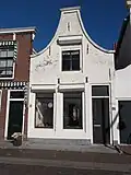 Huis met geverfde klokgevel