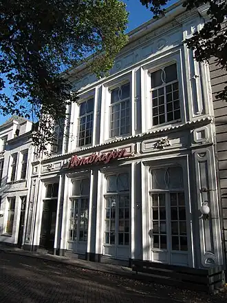 Huis met gepleisterde lijstgevel