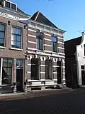 Huis met lijstgevel voor een pand