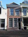 Huis met gepleisterde lijstgevel