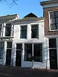 Huis met geverfde lijstgevel