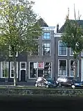 Huis met lijstgevel, gedateerd in kroonlijst