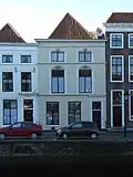 Huis met lijstgevel, gepleisterd