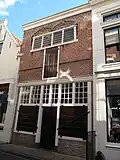 Huis met gevel, die beroofd is van haar top