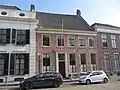 Dwarshuis deuromlijsting met verdiepte pilasters, bovenlicht en hoofdgestel